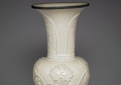 图片[2]-Fengwei everted-rim vase in moon-white glaze, kilns of Southern China. Ming dynasty, 17th century-China Archive